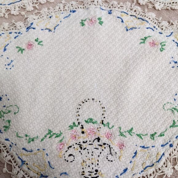 Vintage 1940's Handmade Embroidery & Crochet Doilies - Picture 15 of 16